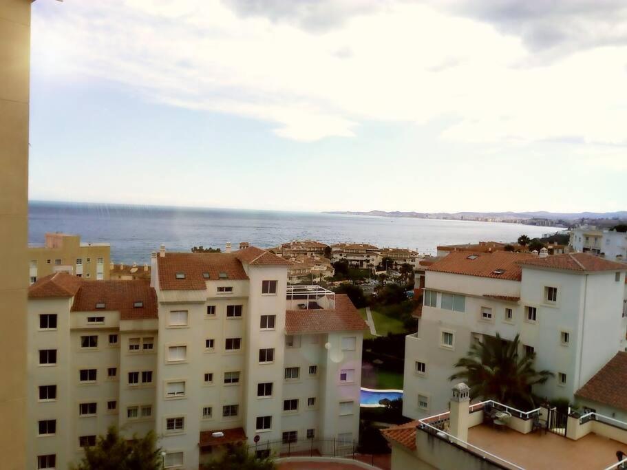 Room With Sea And Mountain Views Habitacion En Piso Compartido Para 1 O 2 Personas Benalmadena Luaran gambar